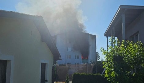 Flammen und starker Rauch drangen von Balkon und Wohnung des Mehrparteienhauses.