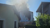 Flammen und starker Rauch drangen von Balkon und Wohnung des Mehrparteienhauses.