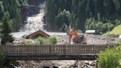 Die Aufräumarbeiten im Gschnitztal schreiten voran. Die Angst vor weiteren Gewittern ist ständig ...
