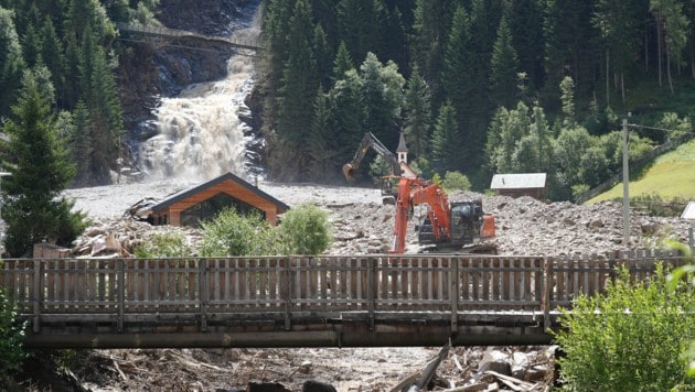Die Aufräumarbeiten im Gschnitztal schreiten voran. Die Angst vor weiteren Gewittern ist ständig ...