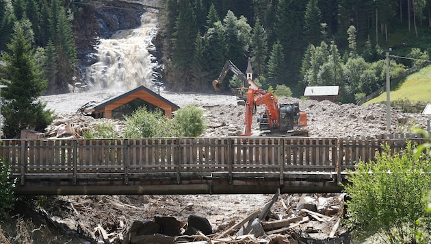Die Aufräumarbeiten im Gschnitztal schreiten voran. Die Angst vor weiteren Gewittern ist ständig ...