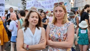 Zebra-Geschäftsführerin Alexandra Köck und Caritas-Direktorin Nora Tödtling-Musenbichler ...