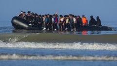 Migranten auf einem Schlauchboot im Ärmelkanal
