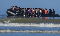 Migranten auf einem Schlauchboot im Ärmelkanal
