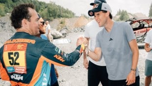 Dominic Thiem mit Matthias Walkner nach dem wilden Buggy-Ritt.
