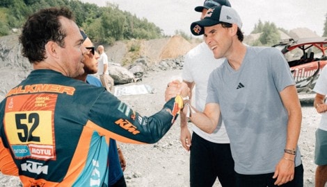 Dominic Thiem mit Matthias Walkner nach dem wilden Buggy-Ritt.