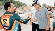 Dominic Thiem mit Matthias Walkner nach dem wilden Buggy-Ritt.