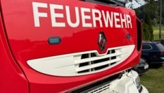 Feuerwehrleute löschten die brennenden Fahrzeuge
