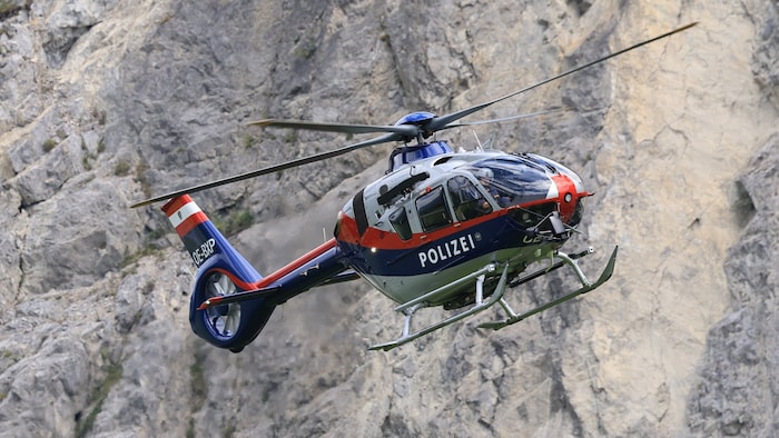Die Leiche wurde mit dem Polizeihubschrauber geborgen.
