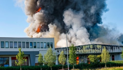 Ein Großbrand hält die Feuerwehr seit Dienstagabend auf Trab.