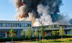 Ein Großbrand hält die Feuerwehr seit Dienstagabend auf Trab.
