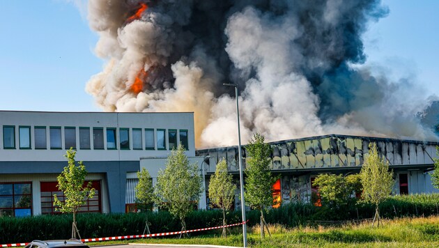 Ein Großbrand hält die Feuerwehr seit Dienstagabend auf Trab.