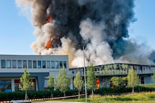 Ein Großbrand hält die Feuerwehr seit Dienstagabend auf Trab.