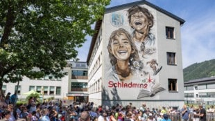 Die Fassade erhielt durch den Künstler André Zechmann ein farbenfrohes Wandgemälde.