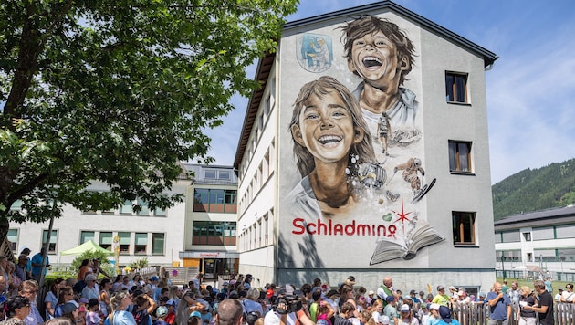 Die Fassade erhielt durch den Künstler André Zechmann ein farbenfrohes Wandgemälde.