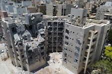 Zerstörte Wohnhäuser in der Stadt Be‘er Sheva im Süden Israels
