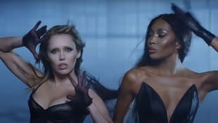 Miley Cyrus und Naomi Campbell liefern sich in dem neuen Videoclip der Sängerin ein ...