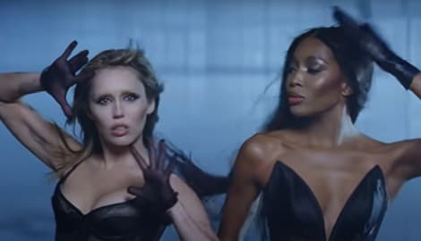Miley Cyrus und Naomi Campbell liefern sich in dem neuen Videoclip der Sängerin ein ...