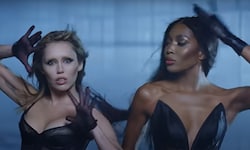 Miley Cyrus und Naomi Campbell liefern sich in dem neuen Videoclip der Sängerin ein ...