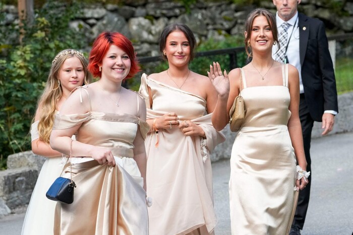 Maud Angelica Behn (links, mit roten Haaren), Emma Tallulah Behn (Mitte) und Leah Isadora Behn, ...
