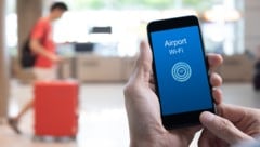 Öffentliche Plätze wie Flughäfen bieten Cyber-Betrügern Gelegenheit, ahnungslose Opfer ins ...