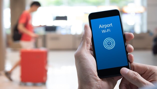 Öffentliche Plätze wie Flughäfen bieten Cyber-Betrügern Gelegenheit, ahnungslose Opfer ins ...