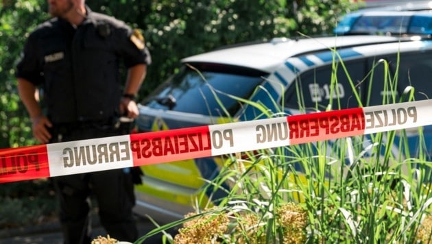 30 Einsatzkräfte von Rotem Kreuz und dem Katastrophenschutz wurden zum Tatort beordert. Auch ein ...