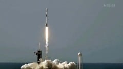 Eine Trägerrakete des US-Unternehmens SpaceX befördert den Satelliten ins Weltall.