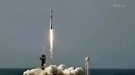 Eine Trägerrakete des US-Unternehmens SpaceX befördert den Satelliten ins Weltall.