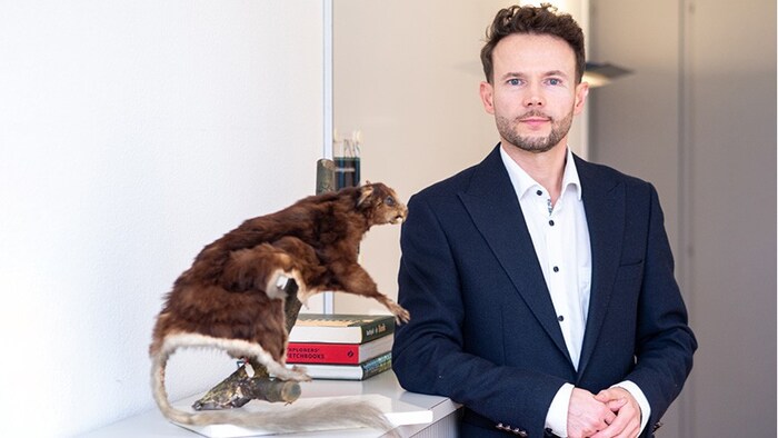Ardian Jusufi mit einem Museumsexemplar des seltenen Pel-Dornschwanzhörnchens.