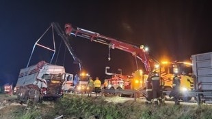 Der Lkw musste mit dem Kran geborgen werden.