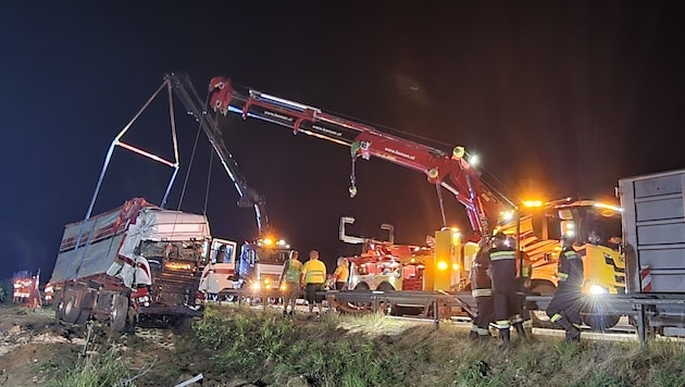Der Lkw musste mit dem Kran geborgen werden.