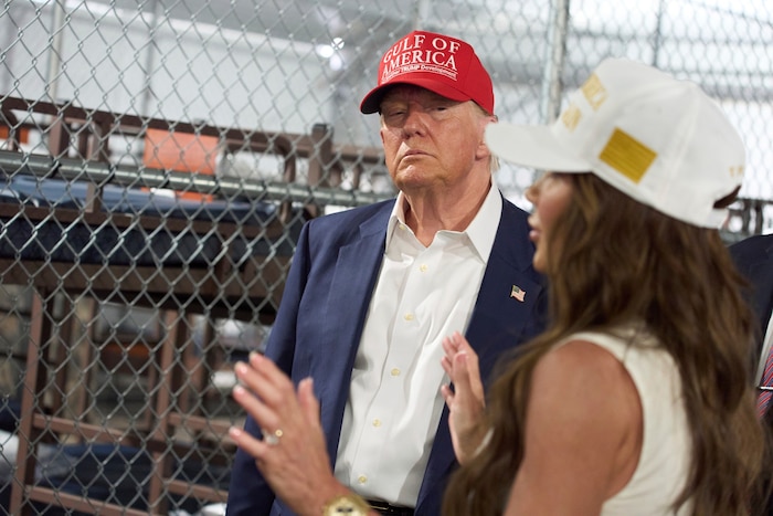 Trump schaut sich mit Heimatschutzministerin Kristi Noem das neue Abschiebegefängis an.