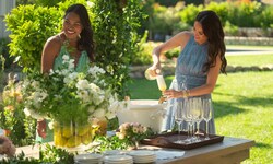 In ihrer Netflix-Serie „With Love, Meghan“ stößt Meghan, Duchess of Sussex, (Mitte) regelmäßig ...