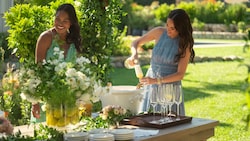 In ihrer Netflix-Serie „With Love, Meghan“ stößt Meghan, Duchess of Sussex, (Mitte) regelmäßig ...