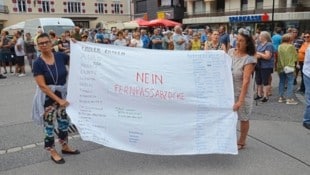 Mehr als 100 besorgte Bürgerinnen und Bürger aus der Fernpassregion gingen vor der Sitzung des ...