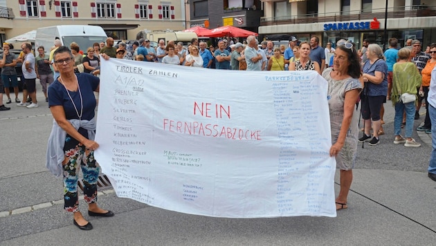 Mehr als 100 besorgte Bürgerinnen und Bürger aus der Fernpassregion gingen vor der Sitzung des ...