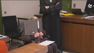 In München wurde eine 90-Jährige zu einer Haftstrafe verurteilt, weil sie ihre Freundin mit ...