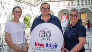Ermina Cosic, GF Bernhard Samitz und Silvia Radaelli, Obfrau des Vereins „Neue Arbeit“.
