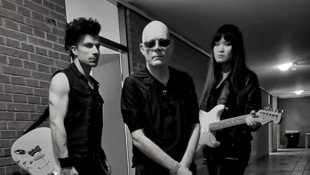 Gitarrist Ben Christo (l.) ist seit 2006 an der Seite von Sisters Of Mercy-Mastermind Andrew ...