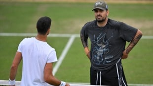 Nick Kyrgios (rechts) zeigt sich enttäuscht, dass auch in Wimbledon mit einer Tennis-Tradition ...