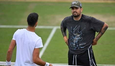 Nick Kyrgios (rechts) zeigt sich enttäuscht, dass auch in Wimbledon mit einer Tennis-Tradition ...
