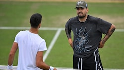 Nick Kyrgios (rechts) zeigt sich enttäuscht, dass auch in Wimbledon mit einer Tennis-Tradition ...