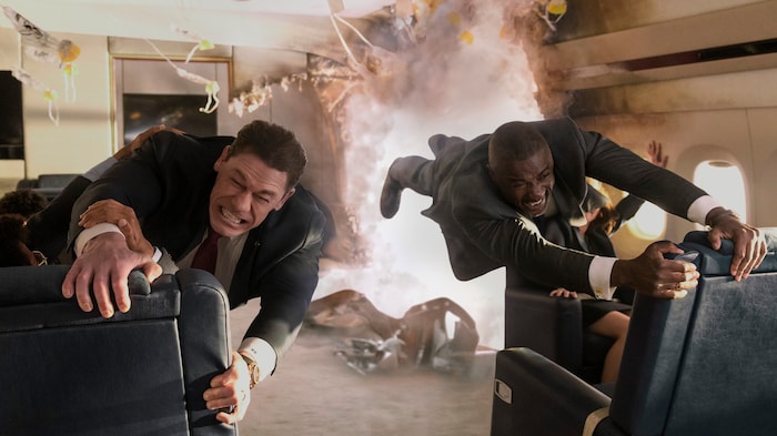 Derringer (Cena) und Clarke (Elba) überleben einen Anschlag und sind einer Verschwörung auf der ...