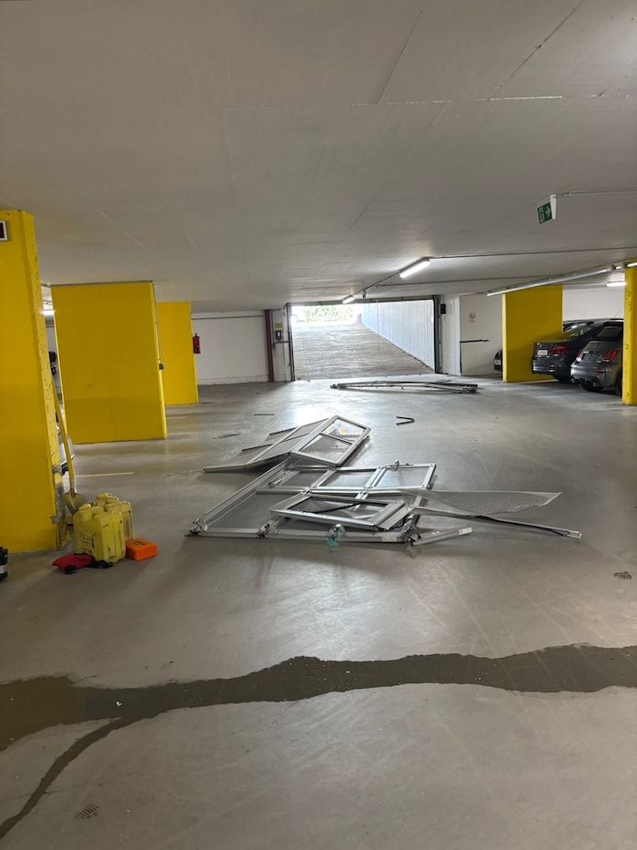 Nachdem die Lenkerin das Tor durchbrochen hatte, prallte sie gegen eine Betonsäule.