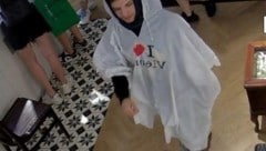 Im Regenponcho getarnt soll dieser Mann in einem Altwarengeschäft aus der Mitarbeiterküche ...