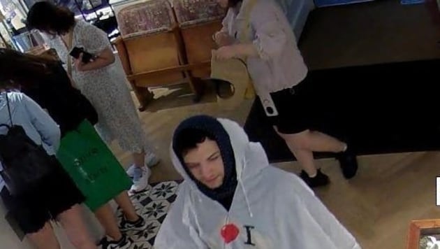 Im Regenponcho getarnt soll dieser Mann in einem Altwarengeschäft aus der Mitarbeiterküche ...