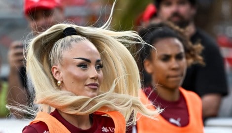 Die Schweizer Fußballspielerin Alisha Lehmann trainiert und spielt mit Make-up.