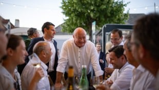 Der Kanzler in geselliger Runde: Zum Abschluss seines Burgenland-Tages genoss er die Stimmung ...