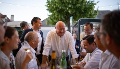 Der Kanzler in geselliger Runde: Zum Abschluss seines Burgenland-Tages genoss er die Stimmung ...